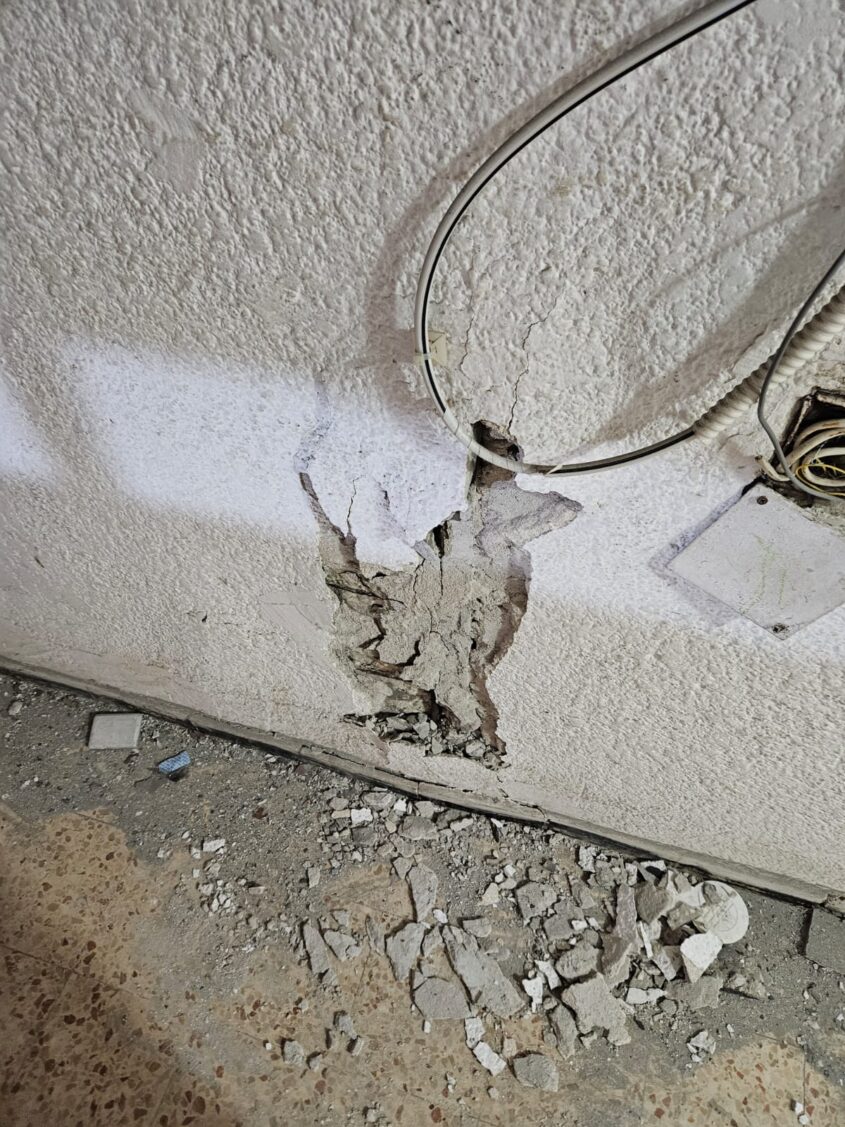 חדר המדרגות המחורר מרסיסי הרימון ברחוב שפירא