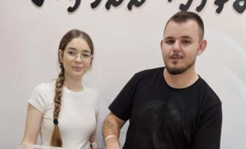 אדם בכמן ואשתו ג'סיקה
