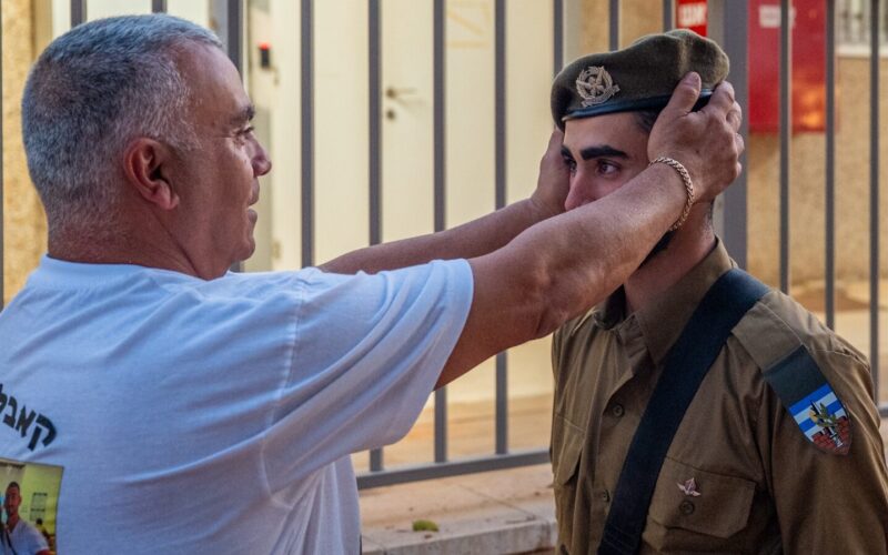 פנחס קאבלה ובנו בן שילה. צילום: דוברות מתפ"ש