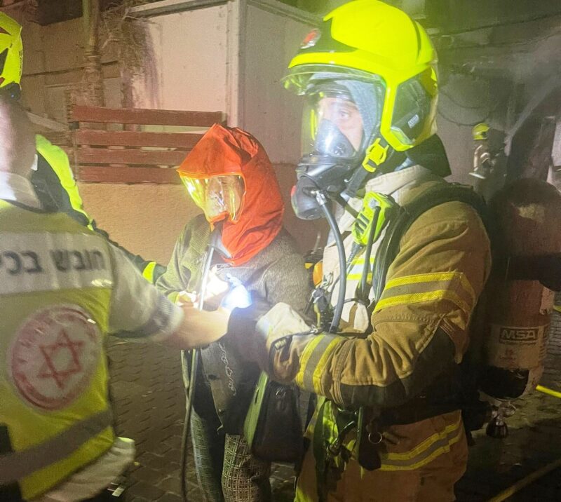 חילוץ מהשריפה ברחוב דוד רזיאל. צילום: כב"ה