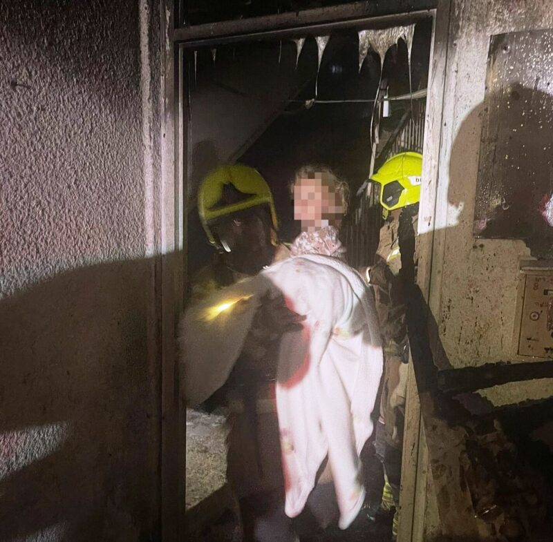 חילוץ מהשריפה ברחוב דוד רזיאל. צילום: כב"ה
