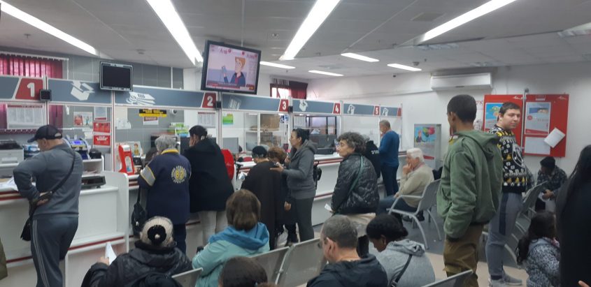 Почтовое отделение в торговом центре "Лев Ашкелон" во время работы. Фото: Элирам Моше