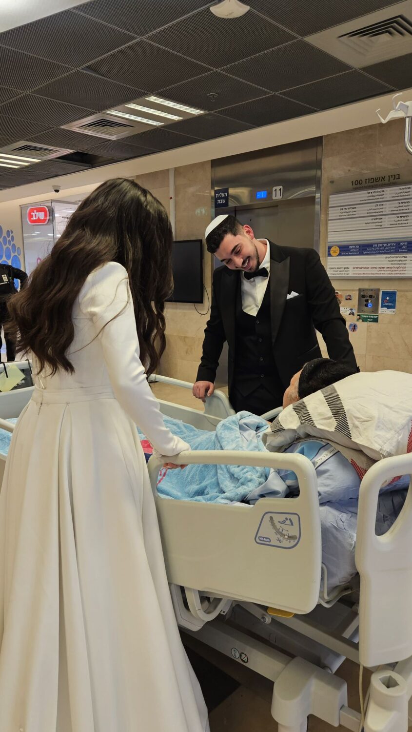 מאור וכלתו אמונה מבקרים את סבתו בברזילי