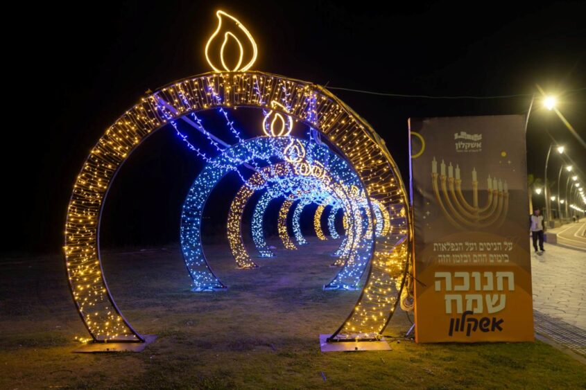 חנוכיות ברחבי העיר. צילום: סיון מטודי