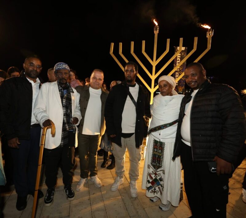 משפחת מנגיסטו וראש העירייה. צילום: סיון מטודי