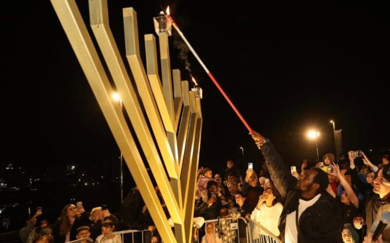 אברה מנגיסטו מדליק נר חנוכה. צילום: סיון מטודי