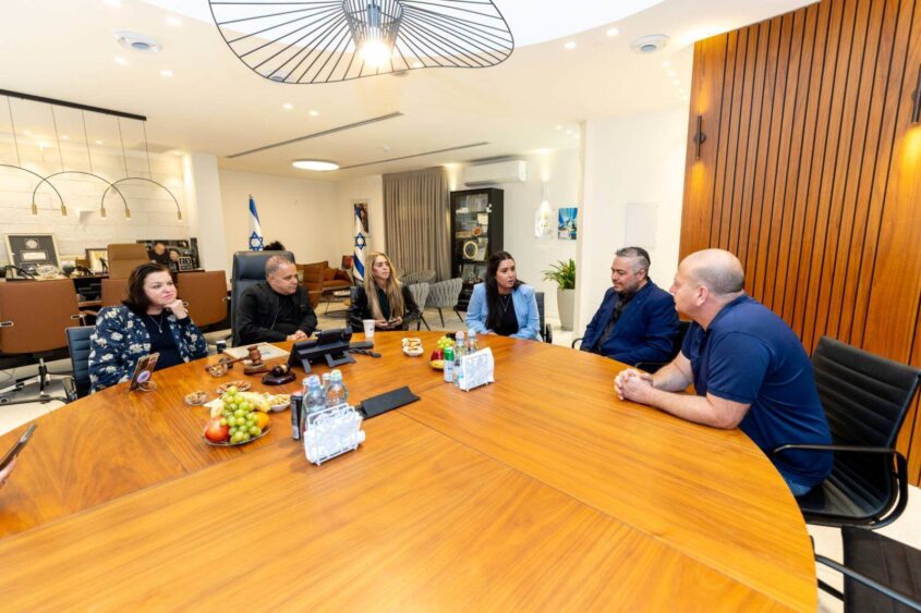 פרידה ממנהל מכבי מרחב אשקלון היוצא. צילום: סיון מטודי