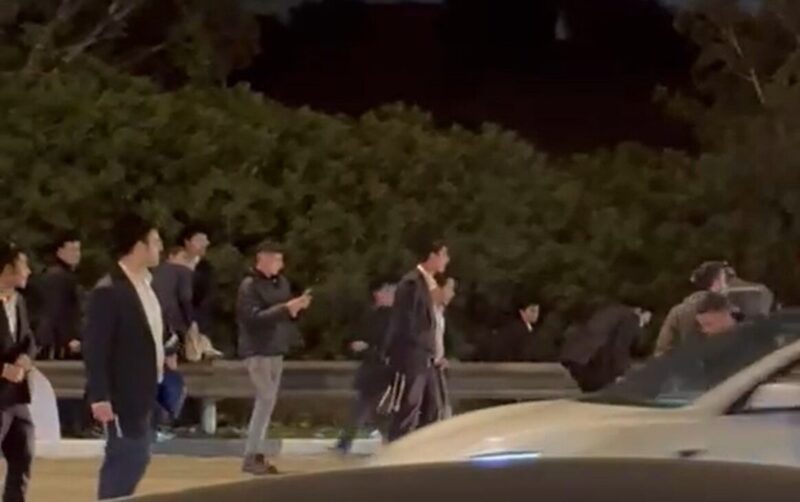 חוסמים את הכביש בכניסה לעיר