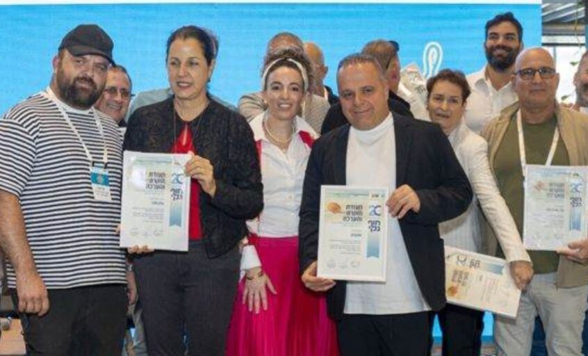 הענקת תעודת הוקרה לתומר גלאם. צילום: יפעת קירשנבאום
