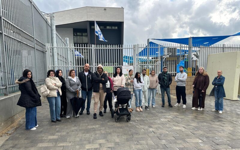 חלק מהורי התלמידים מחוץ לבית הספר