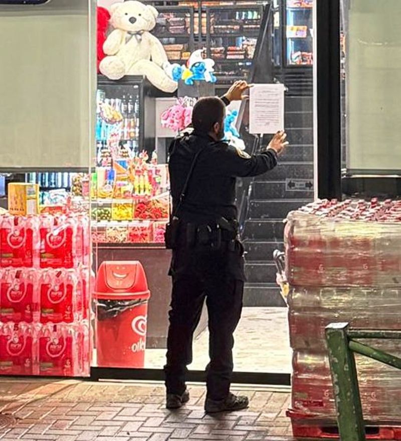 צו סגירה לאחד העסקים. צילום: דוברות המשטרה