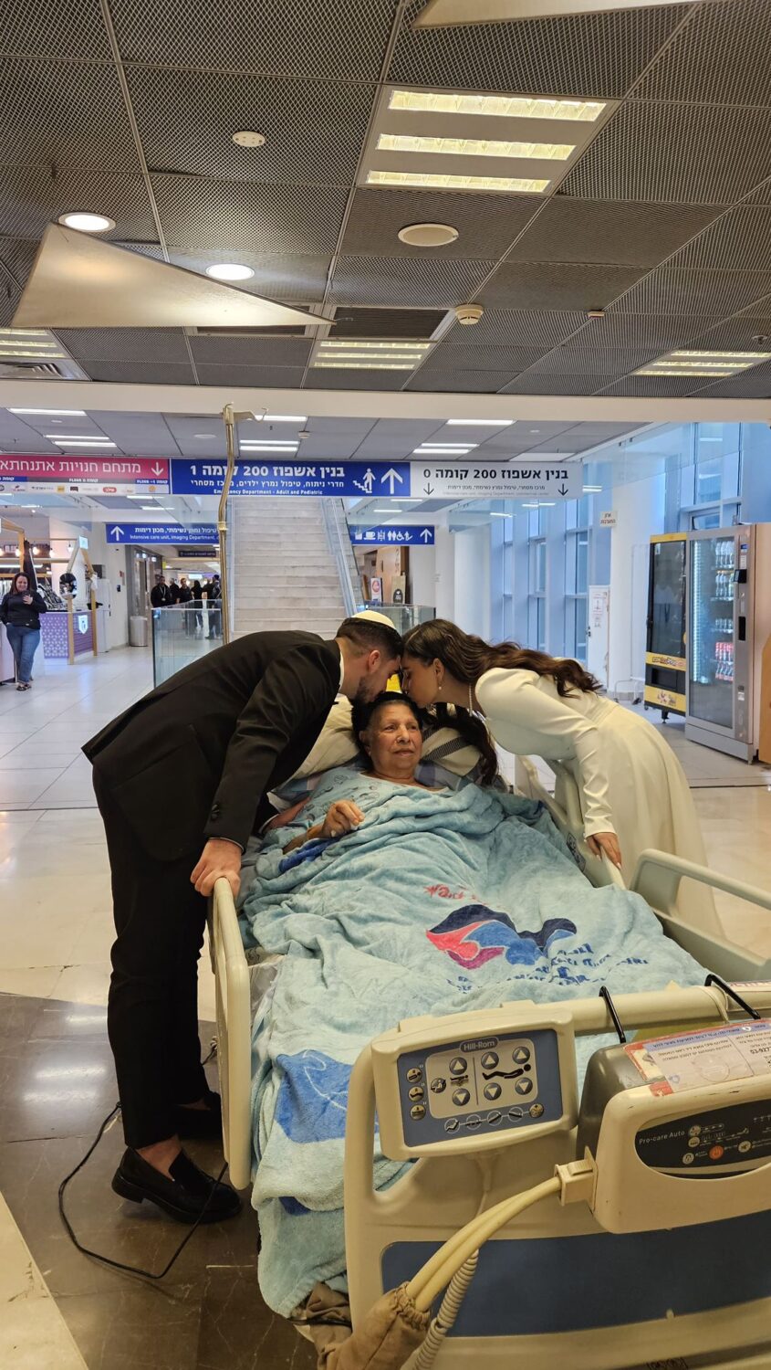 מאור וכלתו אמונה מבקרים את סבתו בברזילי