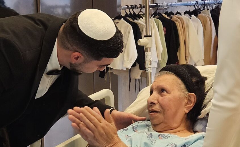 חתן מבקר את סבתו לפני החתונה