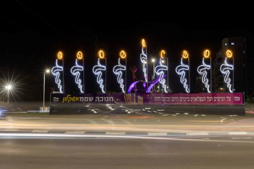 חנוכיות ברחבי העיר. צילום: סיון מטודי