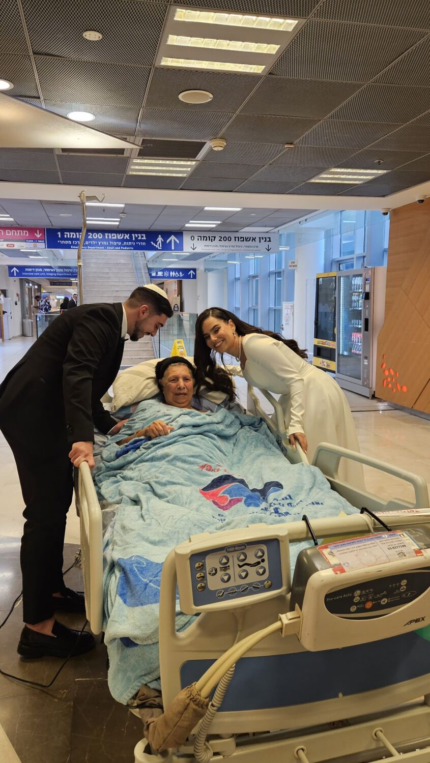מאור וכלתו אמונה מבקרים את סבתו בברזילי