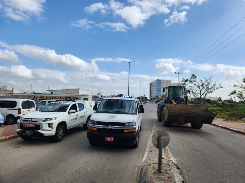 השופל ורכבי המשטרה בזירה ברחוב צה"ל באשקלון