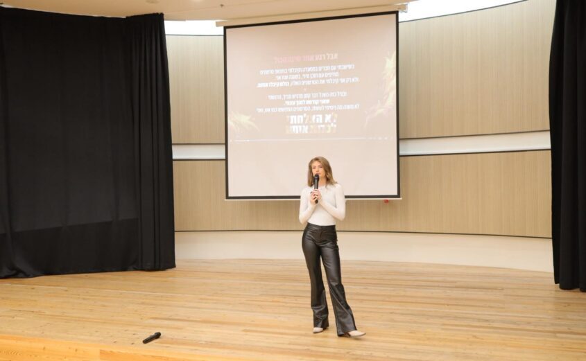 טיילור מלכוב בהרצאה לבני נוער. צילום: אלדד עובדיה