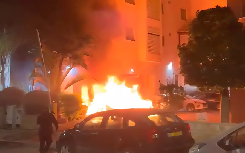 הרכב בוער ברחוב ביכורי ענבים