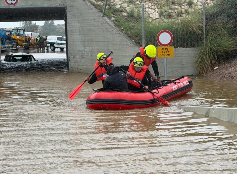 חילוץ האיש שרכבו נתקע בשלולית. צילום: כב"ה