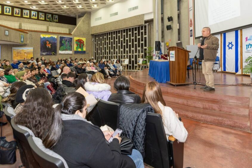 תערוכת צילומים של סבים וסבתות שכולים. צילום: סיון מטודי