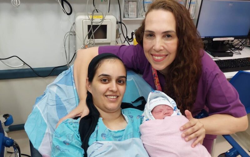אסתר אסולין והמיילדת שלומית אבן חן