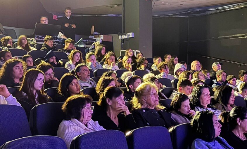 הצגה לציון יום הזיכרון לשואה. צילום: אחי בנאי