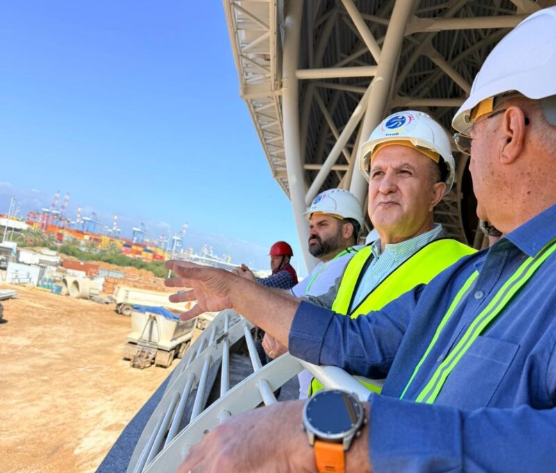 יחיאל לסרי מסייר באצטדיון החדש. צילום: שמוליק דוד