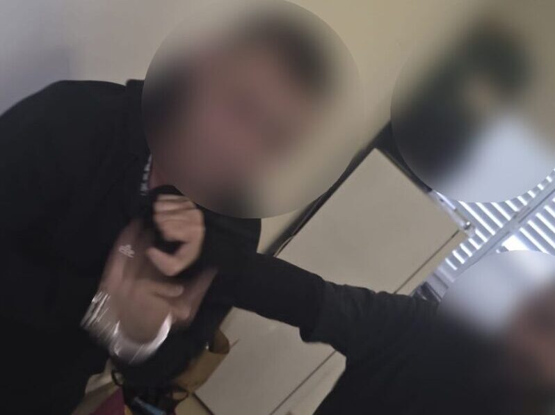 החשוד לאחר שנלכד. צילום: דוברות המשטרה