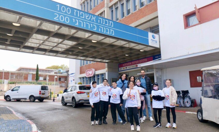 תלמידי אשקלון מחלקים משלוחי מנות. צילום: אלי חביבי