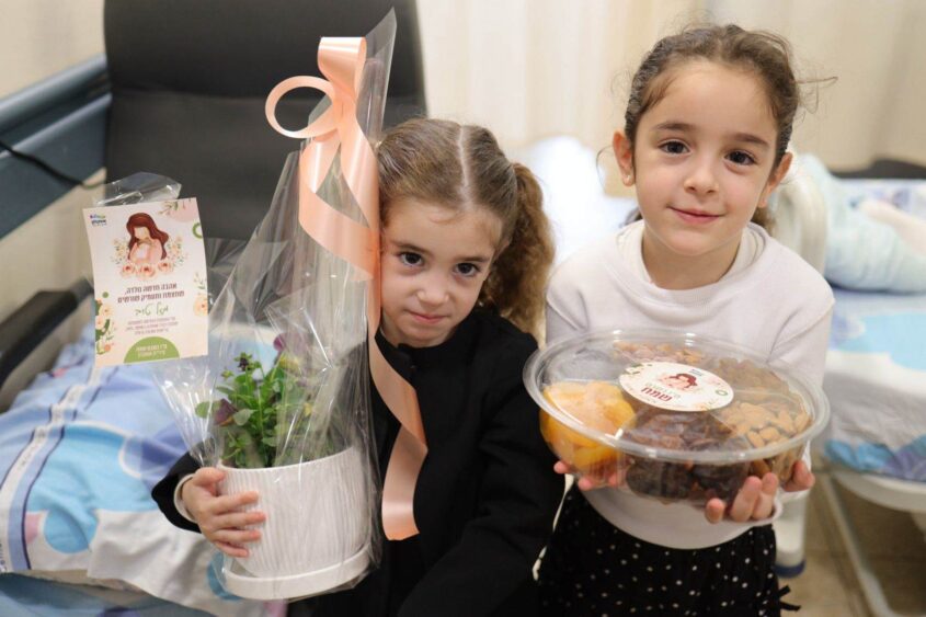 חלוקת מארזי לט"ו בשבט במחלקת יולדות. צילום: אלדד עובדיה