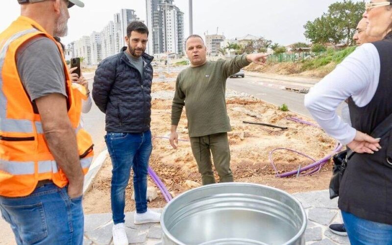 תומר גלאם מסייר בעיר. צילום: סיון מטודי