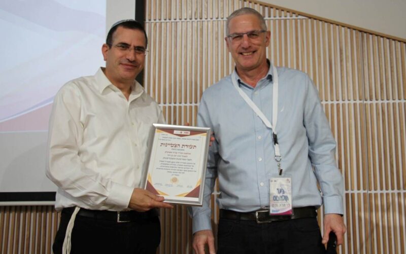 הענקת הפרס המחוזי לאולפנת צביה. צילום: אייל אסרף