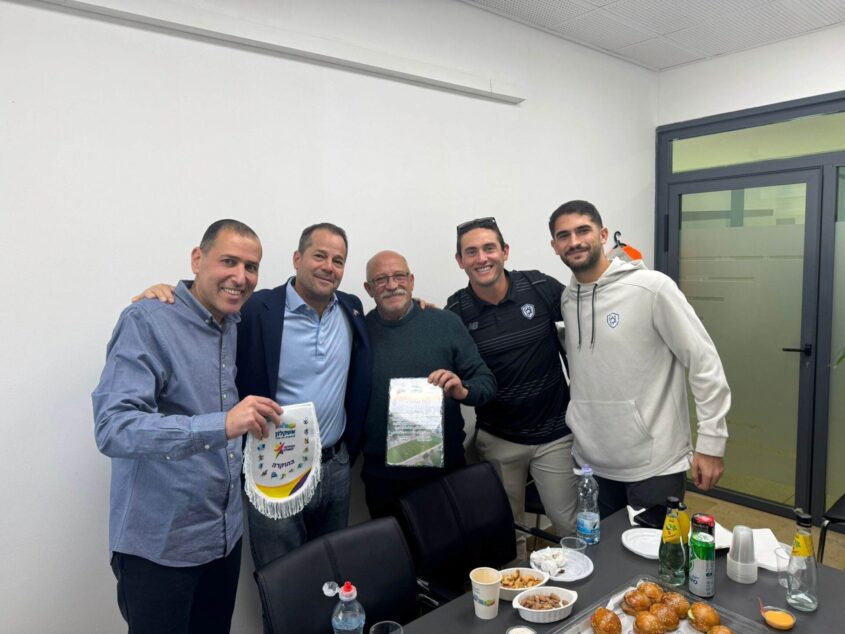 ישיבה על שדרוג אצטדיון הלאומי ללקרוס בעיר. צילום: דוברות עיריית אשקלון