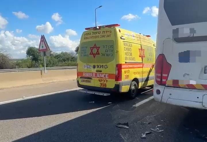 זירת התאונה בכביש 4. צילום: מד"א