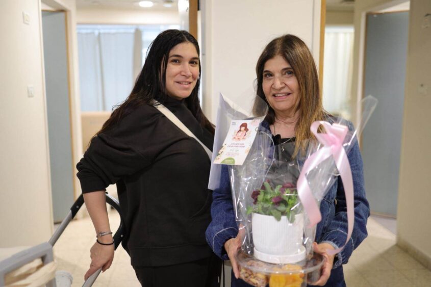 חלוקת מארזי לט"ו בשבט במחלקת יולדות. צילום: אלדד עובדיה