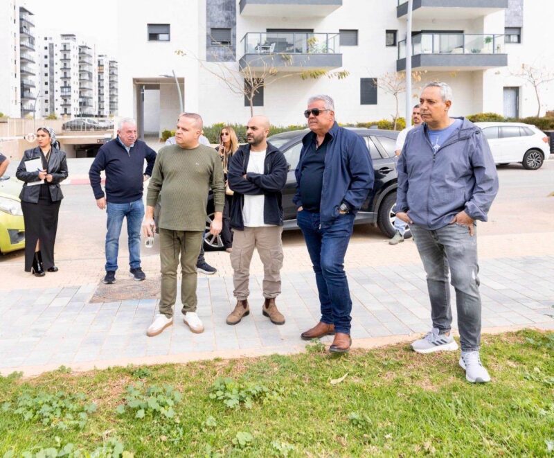 תומר גלאם מסייר בעיר. צילום: סיון מטודי