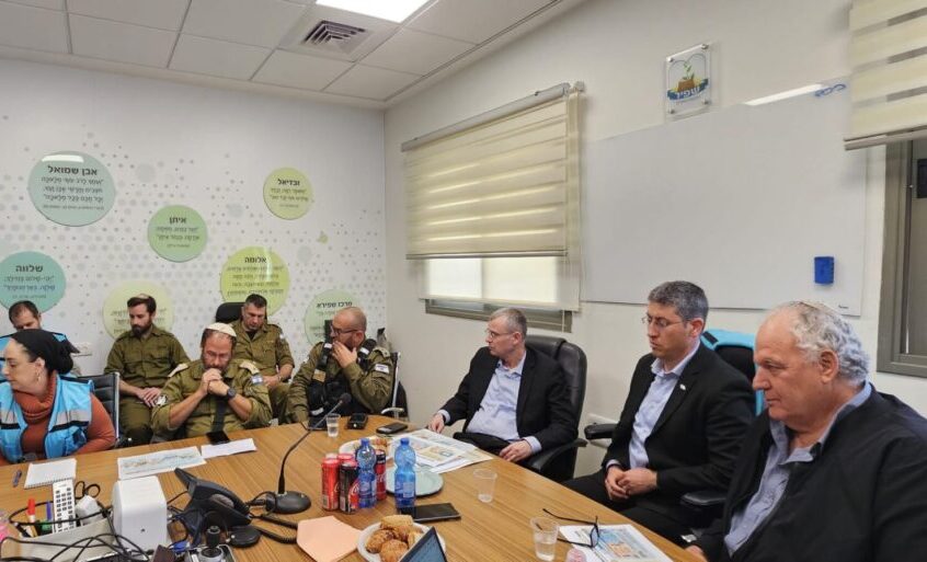 השר יריב לוין בהערכת מצב. צילום: דוברות המועצה האזורית שפיר