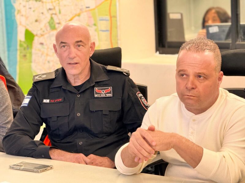 תומר גלאם וטפסר איציק עוז. צילום: דוברות עיריית אשקלון