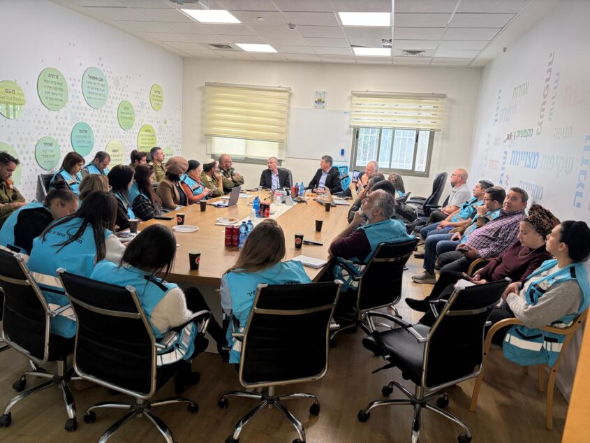 השר יריב לוין בהערכת מצב. צילום: דוברות המועצה האזורית שפיר