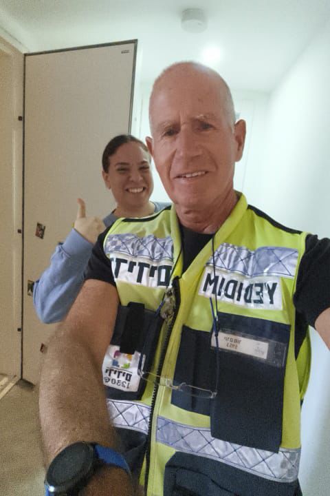 תיקון דלתות ממ"ד ע"י מתנדבים באשקלון