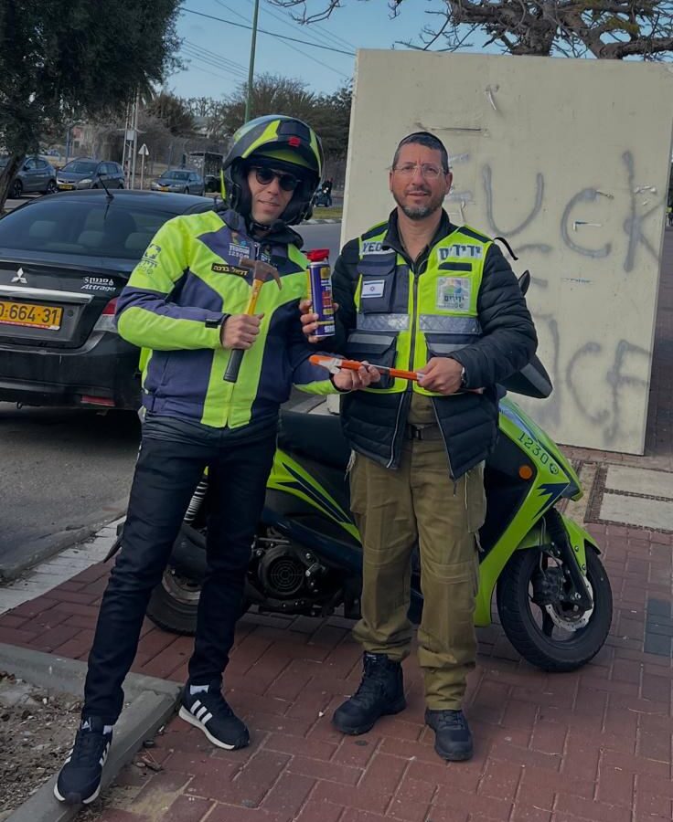 תיקון דלתות ממ"ד ע"י מתנדבים באשקלון