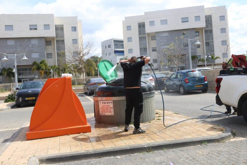 מתגברים את מערך הניקיון. צילום: סיון מטודי