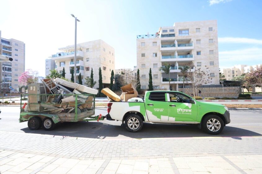 מתגברים את מערך הניקיון. צילום: סיון מטודי