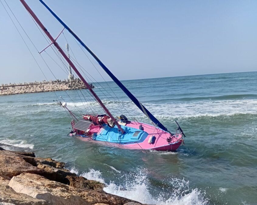 הסירה עולה על שרטון. צילום: פרטי