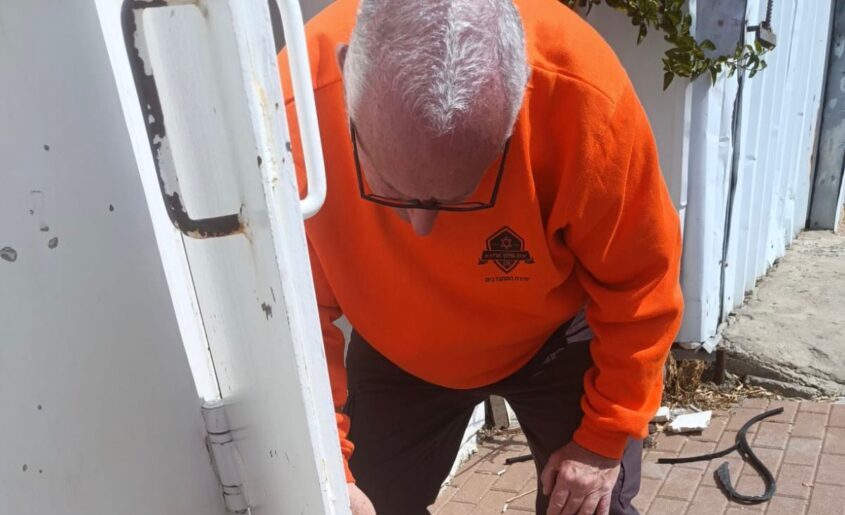 תיקון דלתות ממ"ד ע"י מתנדבים באשקלון