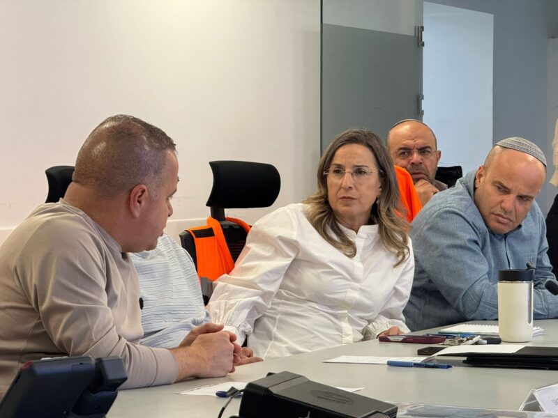 יובל זוזות, מירי נבון ותומר גלאם. צילום: דוברות עיריית אשקלון
