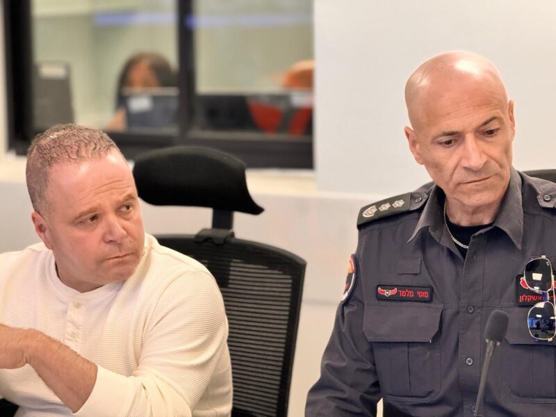 תומר גלאם וטפסר משנה מוטי מלמד. צילום: דוברות עיריית אשקלון