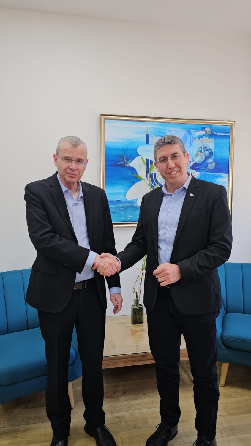 השר יריב לוין וראש המועצה אדיר נעמן. צילום: דוברות המועצה האזורית שפיר