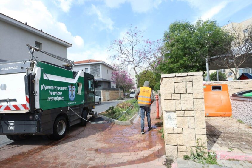 מתגברים את מערך הניקיון. צילום: סיון מטודי
