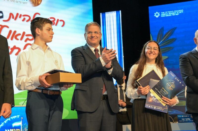 שר החינוך עם הודיה כהן ועם הסגן ג'ק שרייר. צילום: ברונו שרביט, לע"מ